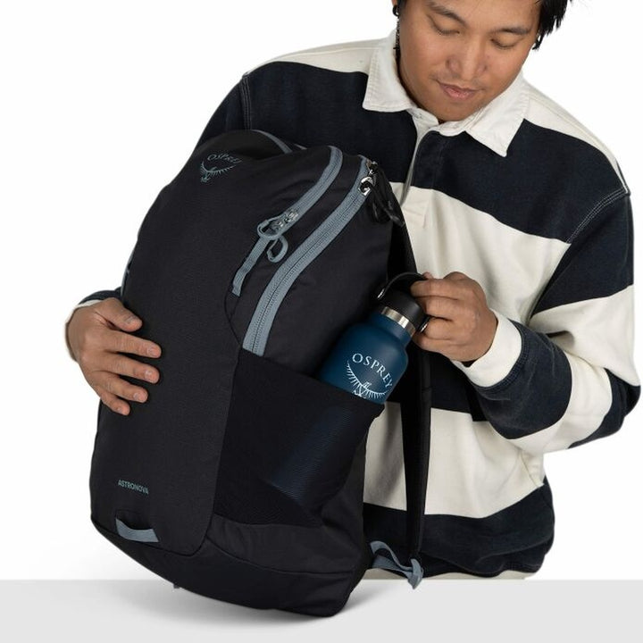 Osprey Astronova — water bottle pocket detail