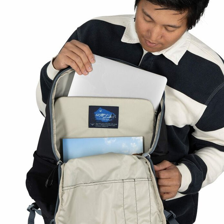 Osprey Astronova — laptop sleeve detail