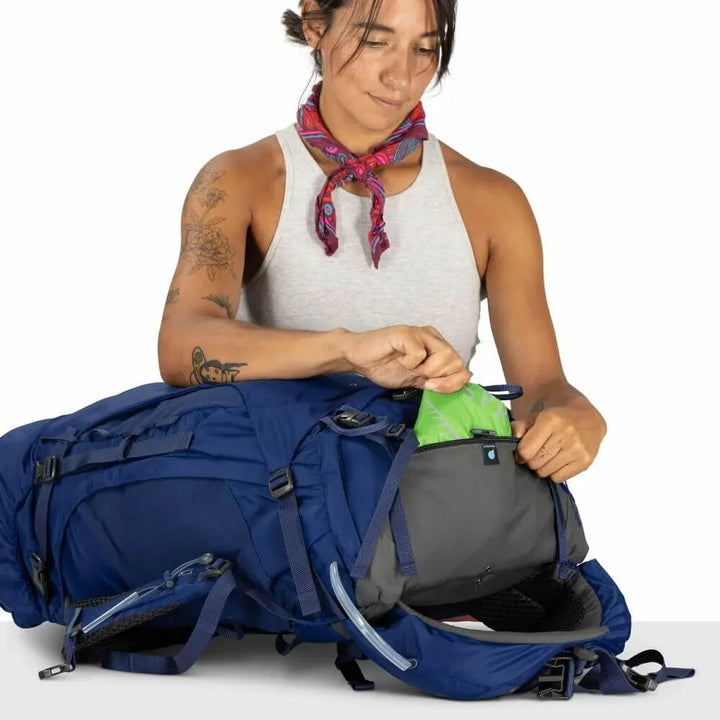 Osprey Kyte 48 in Serenity Blue, included raincover detail